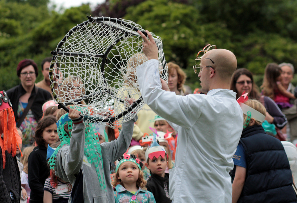 Professor Brainstorm, wearing his lab coat and many pairs of glasses, holds up a plastic lobster pot to the audience, with the help of a child.